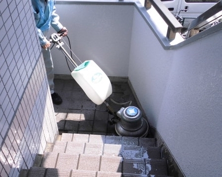 マンションの階段の洗剤洗浄